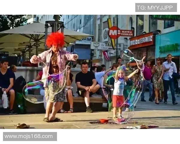 国外足球明星化身乞丐街头挑战真实生活引发热议