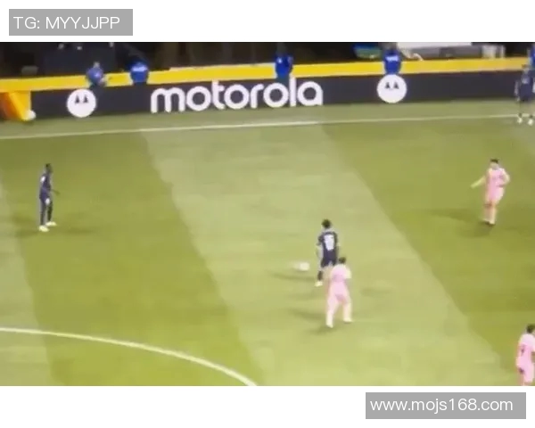 梅西在比赛中意外摔倒引发球迷热议球场瞬间成焦点